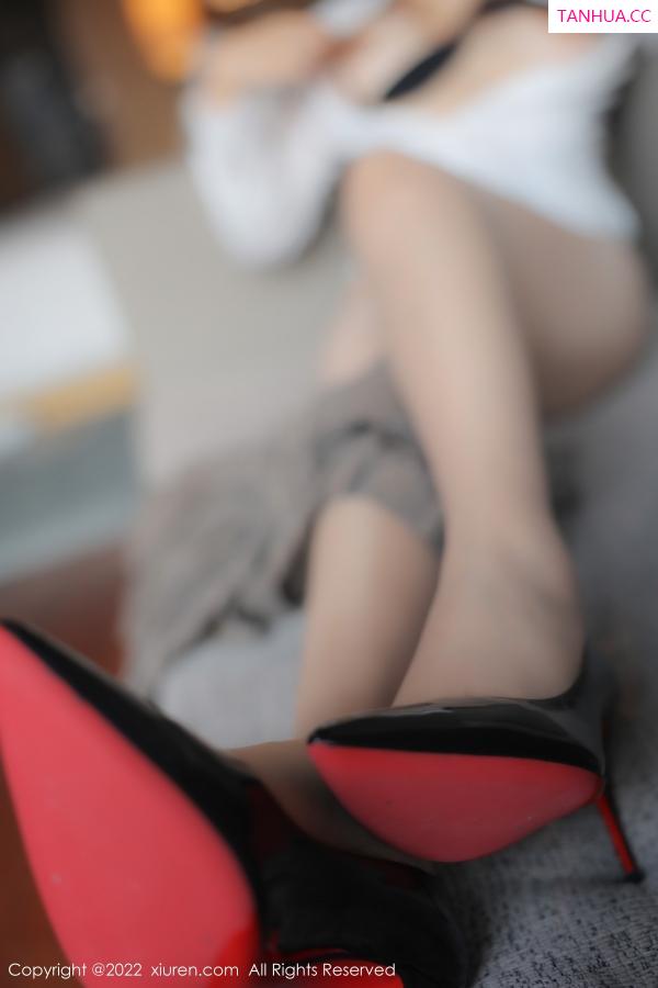 田冰冰  [XiuRen]高清写真图 2022.11.24 No.5902 田冰冰 制服美腿第50张图片